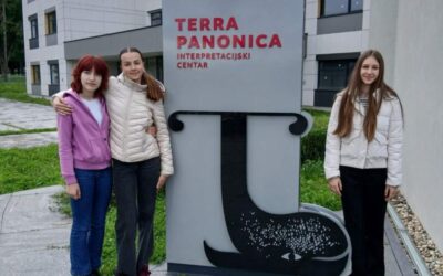 Naše učenice na REVUS-u (Reviji učeničkog stvaralaštva) u Pleternici povodom Dana Europe